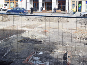 Kamenné studny, starobylá retenční nádrž, řada artefaktů. Průzkum odkrývá základy ghetta v Prostějově