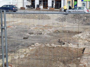 Kamenné studny, starobylá retenční nádrž, řada artefaktů. Průzkum odkrývá základy ghetta v Prostějově