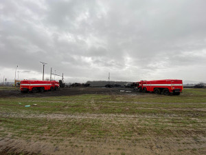 VIDEO: Likvidace cisternových vraků po požáru benzenu finišuje. Práce v Hustopečích ztížil déšť