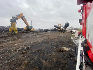 VIDEO: Likvidace cisternových vraků po požáru benzenu finišuje. Práce v Hustopečích ztížil déšť