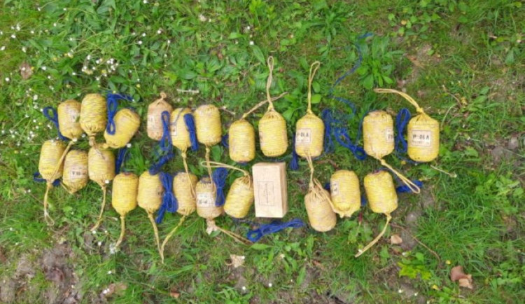 Policisté obvinili seniora, který na prostějovskou služebnu přinesl granáty. Cestoval s nimi autobusem