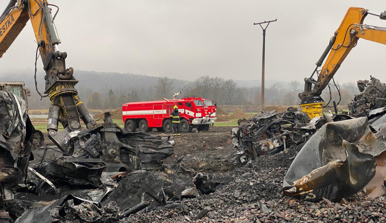 Likvidace cisternových vraků po požáru benzenu finišuje. Práce v Hustopečích ztížil déšť