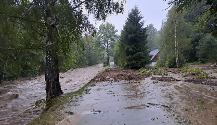 Před půl rokem strhla rozbouřená řeka na Jesenicku auto plné mladých lidí. Dva muži jsou stále nezvěstní