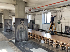 Krása žen vynikla v netradiční galerii. Speciální výstavu fotografií hostí bývalá továrna v Přerově