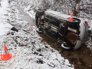 Zima ještě úřaduje. Mladá řidička z Jesenicka se na sněhu dostala do smyku a skončila v potoce