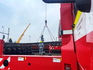 Na Přerovsku se u zásahu po havárii cisteren s benzenem vystřídalo již 1500 hasičů. Práce komplikuje déšť