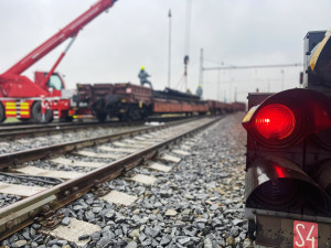 Na Přerovsku se u zásahu po havárii cisteren s benzenem vystřídalo již 1500 hasičů. Práce komplikuje déšť