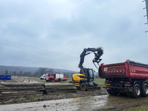 Na Přerovsku se u zásahu po havárii cisteren s benzenem vystřídalo již 1500 hasičů. Práce komplikuje déšť