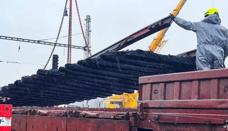 Na Přerovsku se u zásahu po havárii cisteren s benzenem vystřídalo již 1500 hasičů. Práce komplikuje déšť