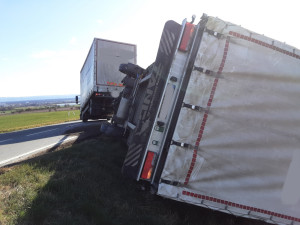 Silný vítr převrátil střechu na budově psychiatrie ve Šternberku. U Nové Vsi shodil návěs kamionu