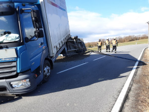Silný vítr převrátil střechu na budově psychiatrie ve Šternberku. U Nové Vsi shodil návěs kamionu