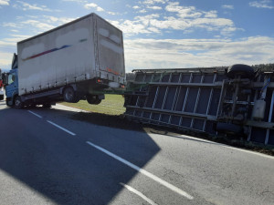 Silný vítr převrátil střechu na budově psychiatrie ve Šternberku. U Nové Vsi shodil návěs kamionu