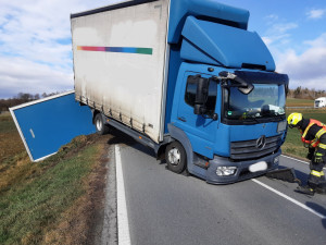 Silný vítr převrátil střechu na budově psychiatrie ve Šternberku. U Nové Vsi shodil návěs kamionu