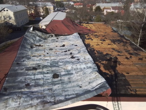 Silný vítr převrátil střechu na budově psychiatrie ve Šternberku. U Nové Vsi shodil návěs kamionu