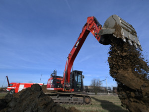 V Hustopečích dnes začne instalace osmimetrových stěn, mají zabránit kontaminaci vody. Ryby jsou zatím v pořádku