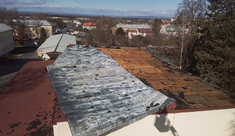 Silný vítr převrátil střechu na budově psychiatrie ve Šternberku. U Nové Vsi shodil návěs kamionu