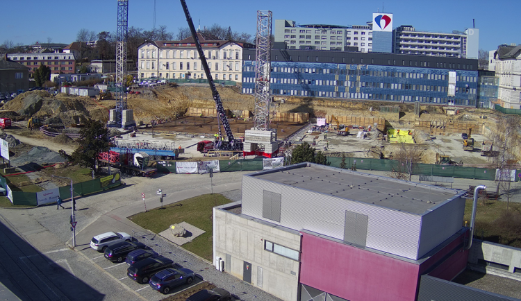 Stavba supermoderního pavilonu FN Olomouc postupuje. Důležité úkony budou probíhat i v noci