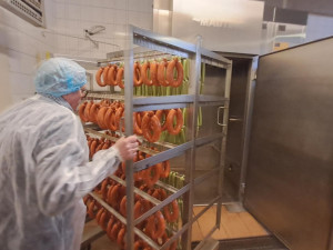 Stroje, suroviny, hotové výrobky, vše vzala voda. Firmu z České Vsi přesto ukrajinští manželé postupně obnovují