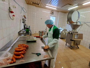 Stroje, suroviny, hotové výrobky, vše vzala voda. Firmu z České Vsi přesto ukrajinští manželé postupně obnovují