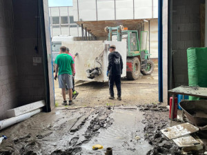 Stroje, suroviny, hotové výrobky, vše vzala voda. Firmu z České Vsi přesto ukrajinští manželé postupně obnovují