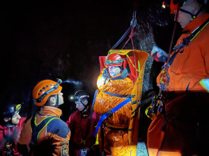 FOTOGALERIE: Čtyřicet metrů pod zemí, pouze tma a netopýři. Hasiči trénovali záchranu zraněného speleologa