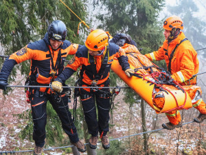 FOTOGALERIE: Čtyřicet metrů pod zemí, pouze tma a netopýři. Hasiči trénovali záchranu zraněného speleologa