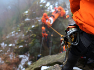 FOTOGALERIE: Čtyřicet metrů pod zemí, pouze tma a netopýři. Hasiči trénovali záchranu zraněného speleologa
