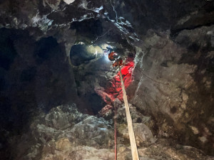 FOTOGALERIE: Čtyřicet metrů pod zemí, pouze tma a netopýři. Hasiči trénovali záchranu zraněného speleologa