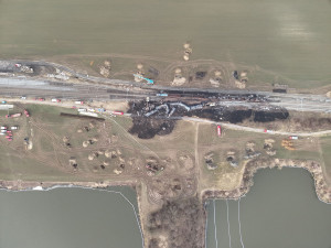 Koncentrace benzenu dramaticky vzrostly. Následky havárie vlaku na Hranicku se projevily v rybníku