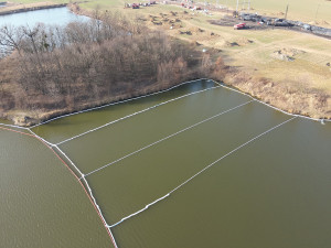 Koncentrace benzenu dramaticky vzrostly. Následky havárie vlaku na Hranicku se projevily v rybníku