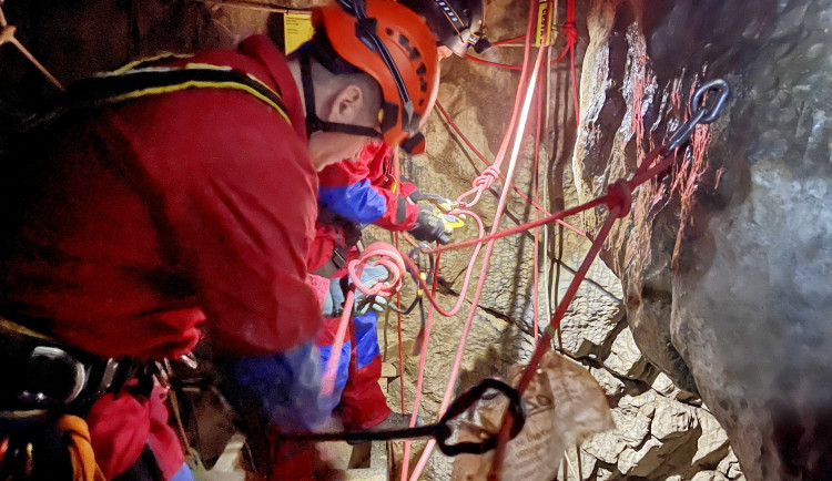 FOTOGALERIE: Čtyřicet metrů pod zemí, pouze tma a netopýři. Hasiči trénovali záchranu zraněného speleologa