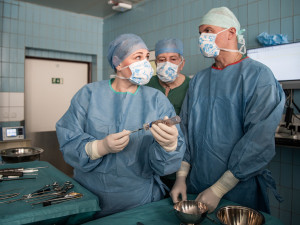 VIDEO: Vlastní chrupavka a plazma zhojí problém. Lékaři FN Olomouc využívají inovativní metodu