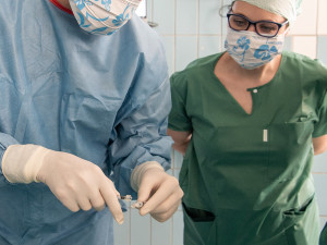 VIDEO: Vlastní chrupavka a plazma zhojí problém. Lékaři FN Olomouc využívají inovativní metodu