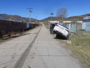 Řidič v Rapotíně nezvládl manipulaci s automatickou převodovkou, vůz zůstala viset nad příkopem