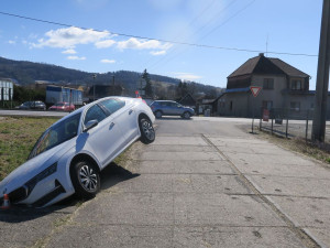 Řidič v Rapotíně nezvládl manipulaci s automatickou převodovkou, vůz zůstala viset nad příkopem