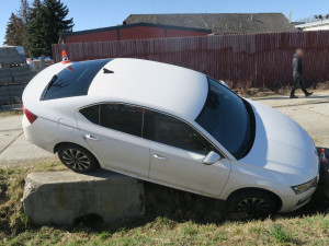 Řidič v Rapotíně nezvládl manipulaci s automatickou převodovkou, vůz zůstala viset nad příkopem