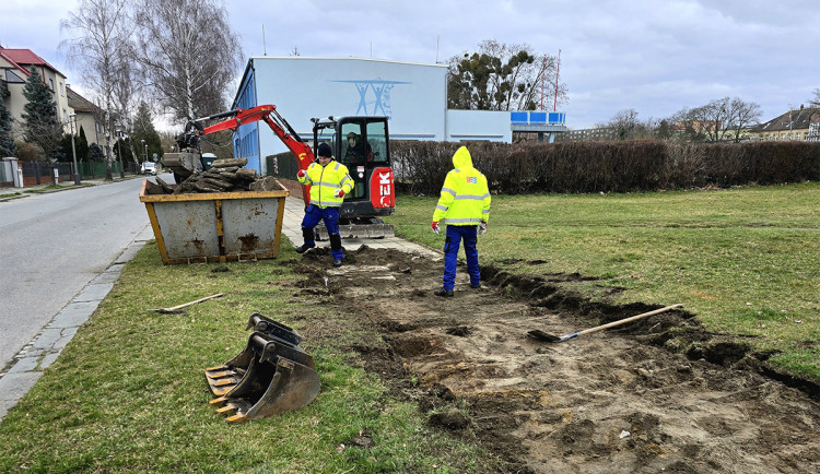 Oprava chodníků u přerovské loděnice