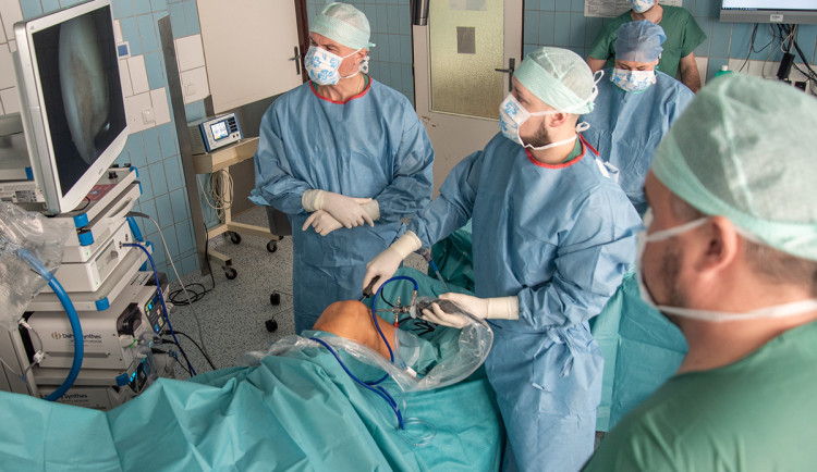 Vlastní chrupavka a plazma zhojí problém. Lékaři FN Olomouc využívají inovativní metodu