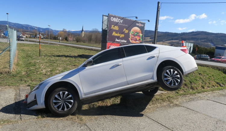 Řidič v Rapotíně nezvládl manipulaci s automatickou převodovkou, vůz zůstala viset nad příkopem