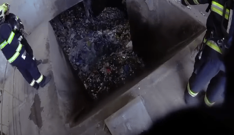 VIDEO: V brněnské spalovně doutnal zásobník s odpadem. Někdo do popelnice nasypal žhavý popel