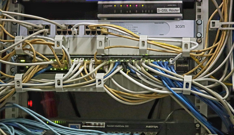 Kriminalisté obvinili muže z podvodu za téměř 30 milionů, zákazníky lákal na pronájem počítačových serverů