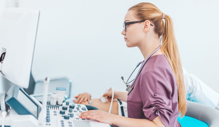 K vyšetření výdutě břišní aorty využívají lékaři na Poliklinice AGEL Olomouc nejmodernější ultrazvukové přístroje