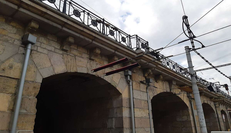 Brňany čeká další dopravní omezení. Pět měsíců neprojedou pod viaduktem v Křenové ulici