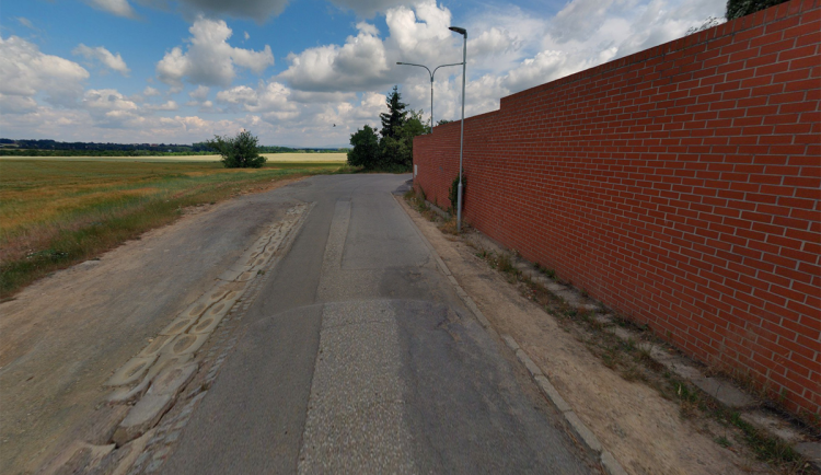 Silnice u sběrného dvora v olomoucké části Neředín