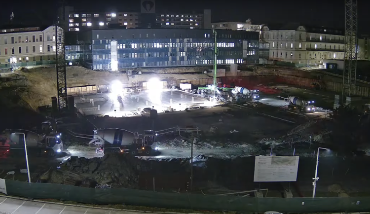 Od rozbřesku do tmy. Stavba obří centrální budovy FN Olomouc běží podle plánu