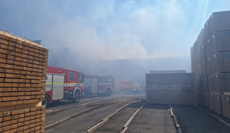 FOTO, VIDEO: Plameny pohltily halu na pile v Ptení. Škoda překročí deset milionů korun