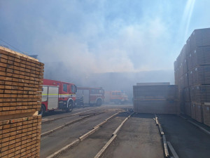 FOTO, VIDEO: Plameny pohltily halu na pile v Ptení. Škoda překročí deset milionů korun