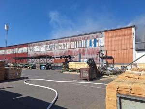 Požár na pile ve Ptení. Hasiči zasahují ve druhém stupni poplachu