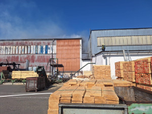 Požár na pile ve Ptení. Hasiči zasahují ve druhém stupni poplachu