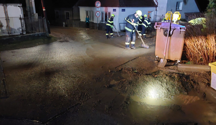 Bahno zaplavilo ulice. První intenzivnější bouřky roku udeřily i v Olomouckém kraji